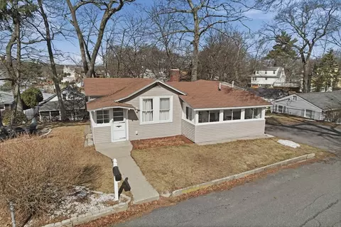 81 Bay View Dr, Shrewsbury, MA 01545