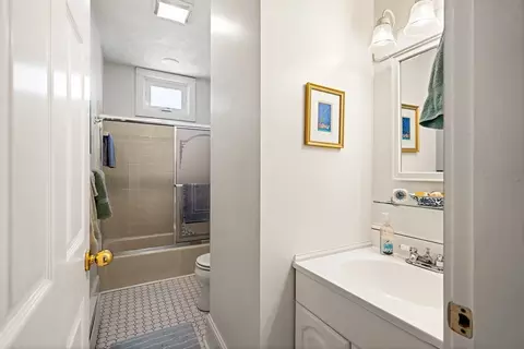 Bath - 60 Gregory #3, Marblehead, MA 01945 photo 2 of 3
