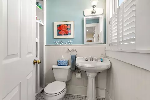 Bath - 60 Gregory #3, Marblehead, MA 01945 photo 1 of 3