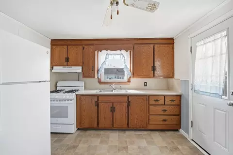 66 Thornton St, Springfield, MA 01104 photo 4