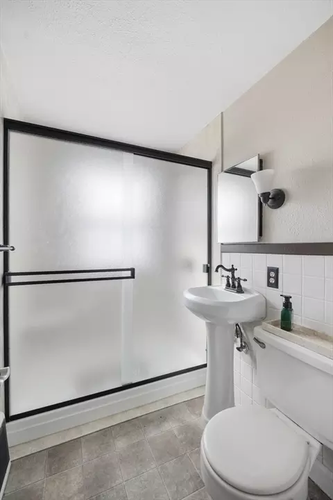 66 Thornton St, Springfield, MA 01104 photo 9