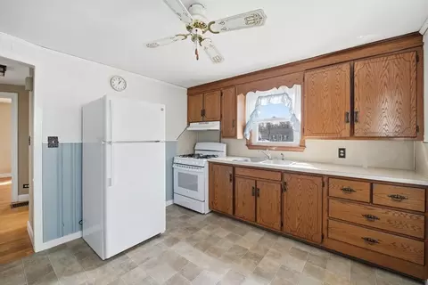 66 Thornton St, Springfield, MA 01104 photo 3