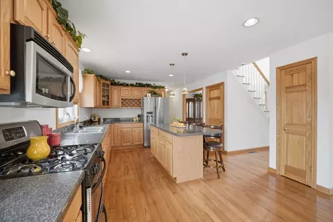 138 Vineland Ave, East Longmeadow, MA 01028