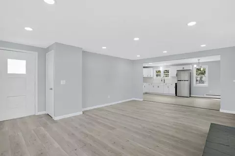 Living - 116 Carr St, Springfield, MA 01118 photo 4 of 6