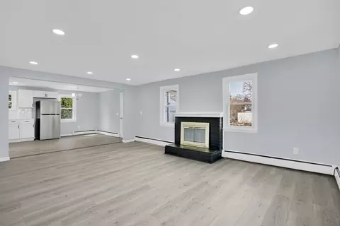 Living - 116 Carr St, Springfield, MA 01118 photo 2 of 6