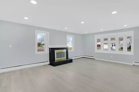 Living - 116 Carr St, Springfield, MA 01118 photo 3 of 6