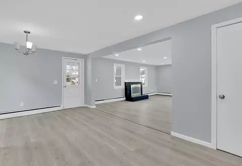 Living - 116 Carr St, Springfield, MA 01118 photo 5 of 6