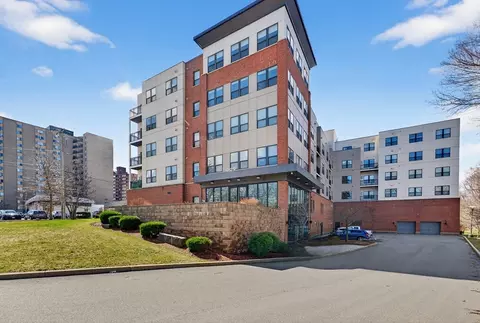 999 Hancock St #402, Quincy, MA 02169