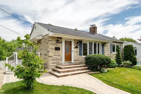 2 Maria Ct, Woburn, MA 01801
