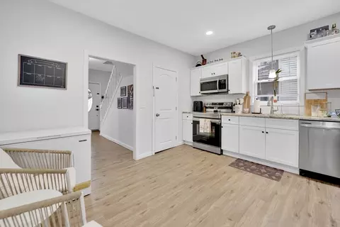 Entry Way - 276 Dickinson St, Springfield, MA 01108 photo 2 of 6