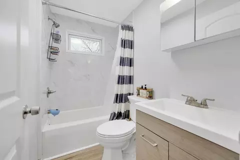 Bath - 276 Dickinson St, Springfield, MA 01108 photo 2 of 2