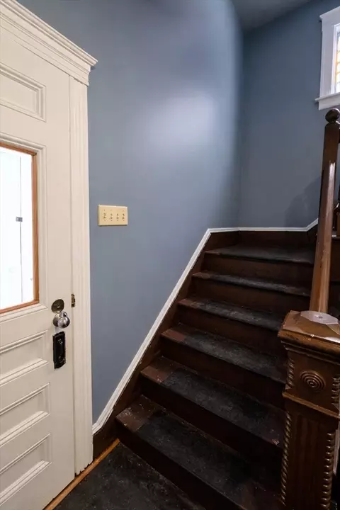 Entry Way - 8 Pelham St, Worcester, MA 01609 photo 2 of 3