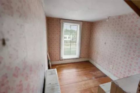Bedroom - 37 E Main, Georgetown, MA 01833 photo 3 of 5