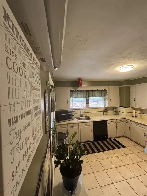 127 Melha Ave, Springfield, MA 01104 photo 18