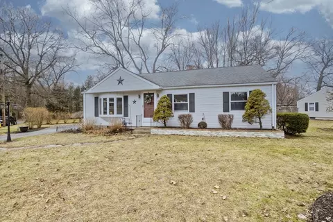 322 Holcomb Rd, Springfield, MA 01118 photo 3