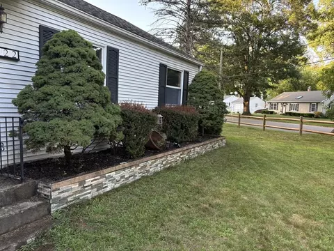 322 Holcomb Rd, Springfield, MA 01118 photo 2