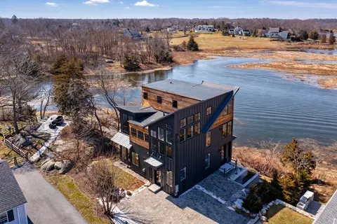 Exterior - 10 Chestnut Pl, Hingham, MA 02043 photo 2 of 3