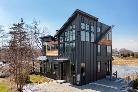 Exterior - 10 Chestnut Pl, Hingham, MA 02043 photo 1 of 3