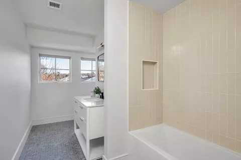 Bath - 10 Chestnut Pl, Hingham, MA 02043 photo 2 of 5