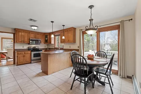 3 Daniels Rd, Mendon, MA 01756 photo 4