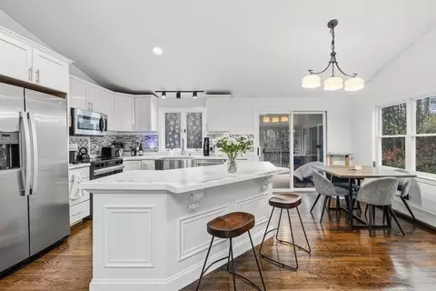 1 Pine Grv, Dartmouth, MA 02747