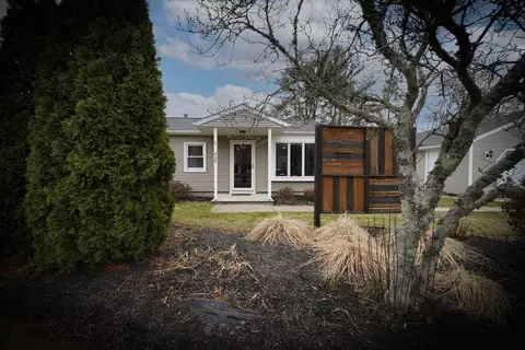 438 Gulf Rd W, Dartmouth, MA 02748