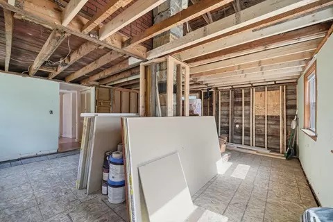 Entry Way - 5 Torrey St, Easthampton, MA 01027 photo 2 of 4