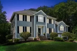4 Green Meadow Dr, Lynnfield, MA 01940