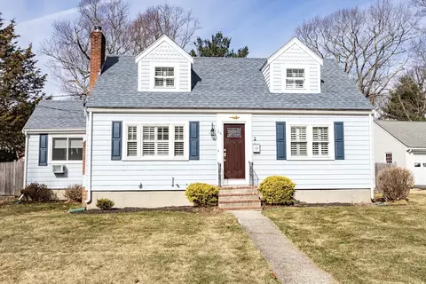 24 Crestwood Cir, Norwood, MA 02062