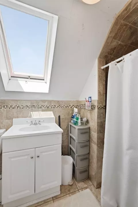 Bath - 15 Waverly Ave, Everett, MA 02149 photo 2 of 5
