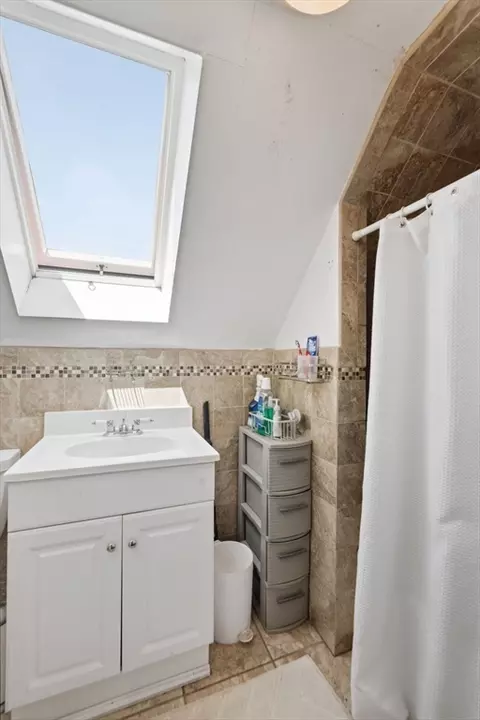 Bath - 15 Waverly Ave, Everett, MA 02149 photo 5 of 5