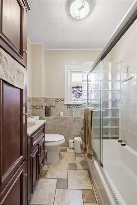 Bath - 15 Waverly Ave, Everett, MA 02149 photo 4 of 5