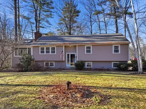 37 Woodlawn Dr, Sturbridge, MA 01566