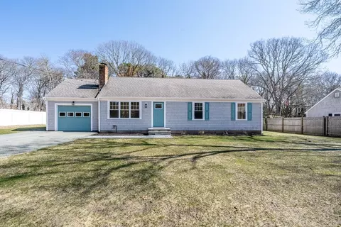 98 Wagon Ln, Hyannis, MA 02601