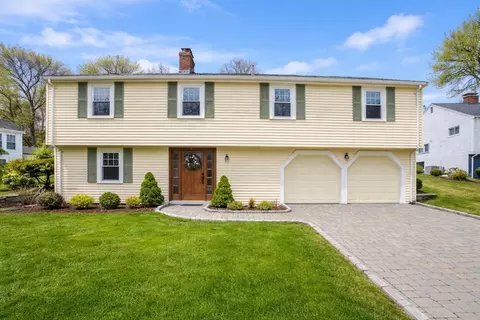38 Cranmore Ln, Melrose, MA 02176