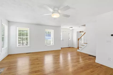 Living - 8 Winterberry Ln, Wareham, MA 02571 photo 4 of 4