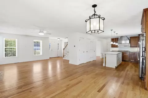 Living - 8 Winterberry Ln, Wareham, MA 02571 photo 3 of 4