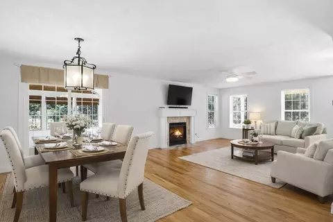 Living - 8 Winterberry Ln, Wareham, MA 02571 photo 2 of 4