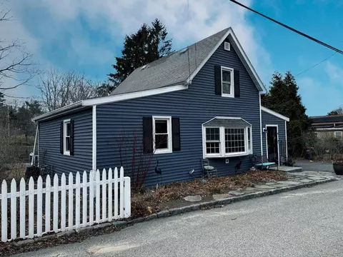 9 S Pond Rd, Plymouth, MA 02360