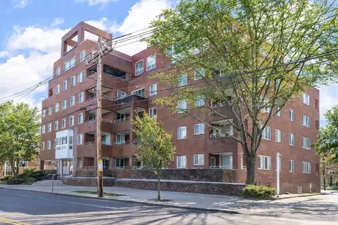 50 Watertown St #403, Watertown, MA 02472