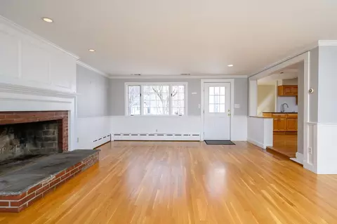 Living - 498-500 Main, Hingham, MA 02043 photo 3 of 8