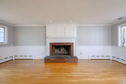 Living - 498-500 Main, Hingham, MA 02043 photo 2 of 8