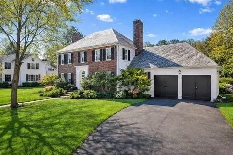 160 Reservoir Rd, Chestnut Hill, MA 02467