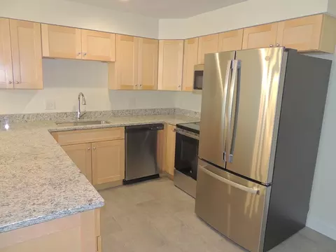 28 Greenleaves Dr #822, Amherst, MA 01002
