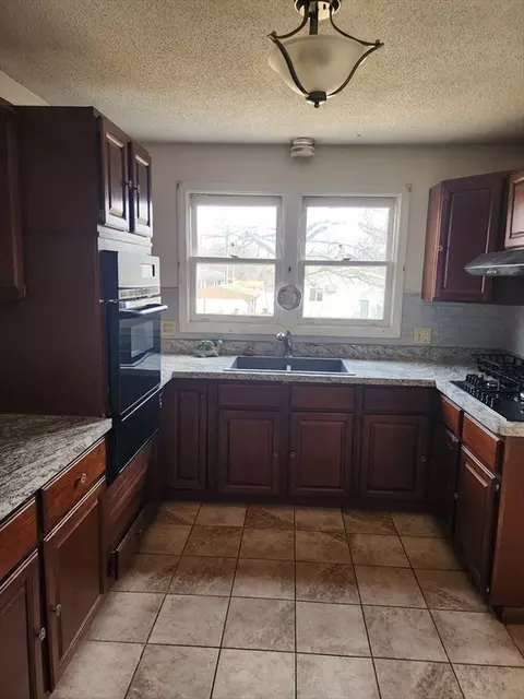 61 Monticello Ave, Springfield, MA 01109 photo 6