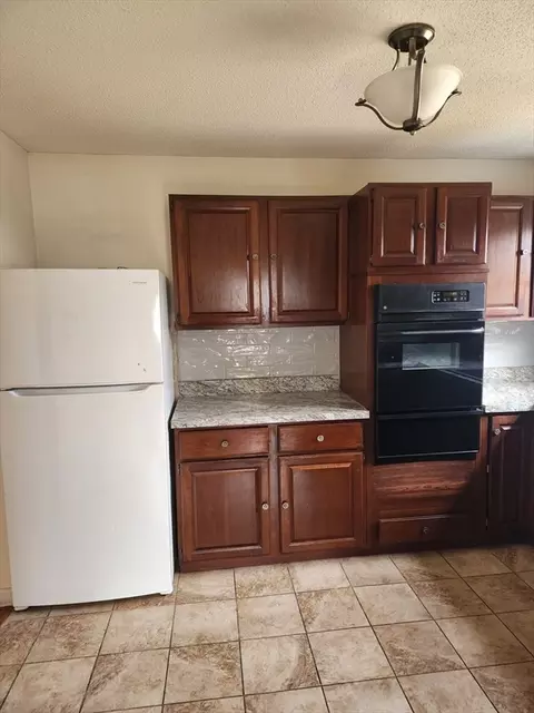 61 Monticello Ave, Springfield, MA 01109 photo 7