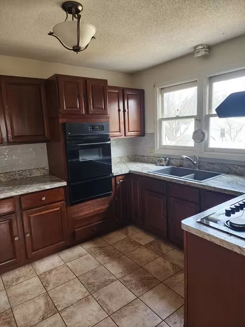 61 Monticello Ave, Springfield, MA 01109 photo 8