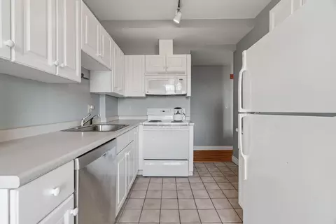 Kitchen - 4 Charlesgate E #606, Boston, MA 02215 photo 2 of 2