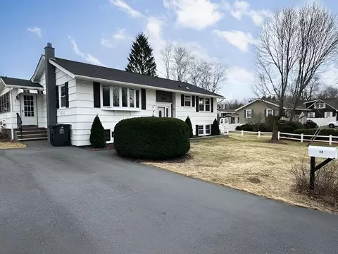 12 Tanglewood Dr, Dracut, MA 01826