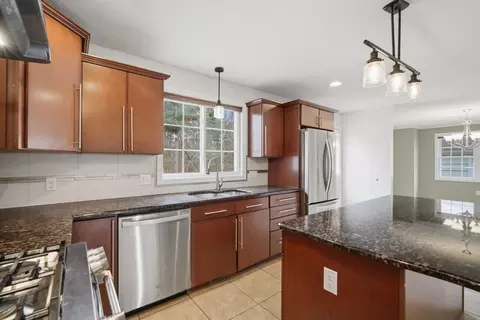 70 Hartwick St, Springfield, MA 01108 photo 5